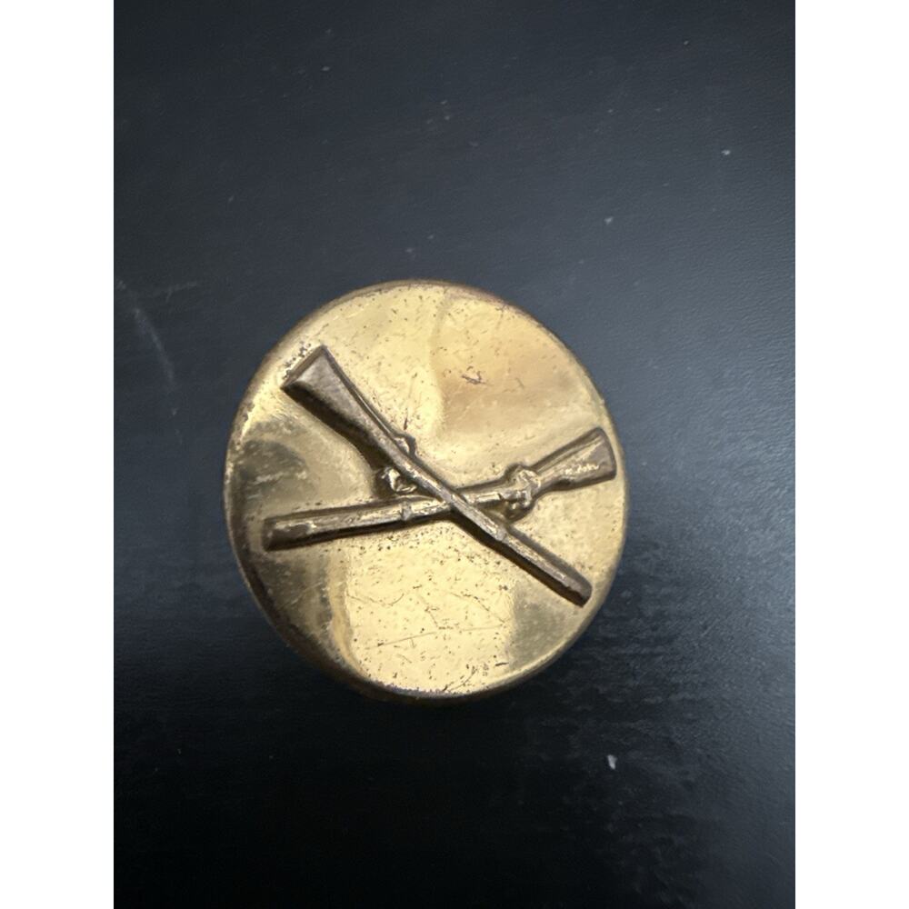 1950s U.S. Army Infantry Military Uniform Pin Lapel Pin Crossed Rifles WWII